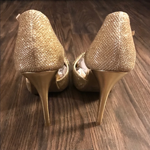 Elegant Gold Heels with Rhinestone Detailing - Picture 5 of 7